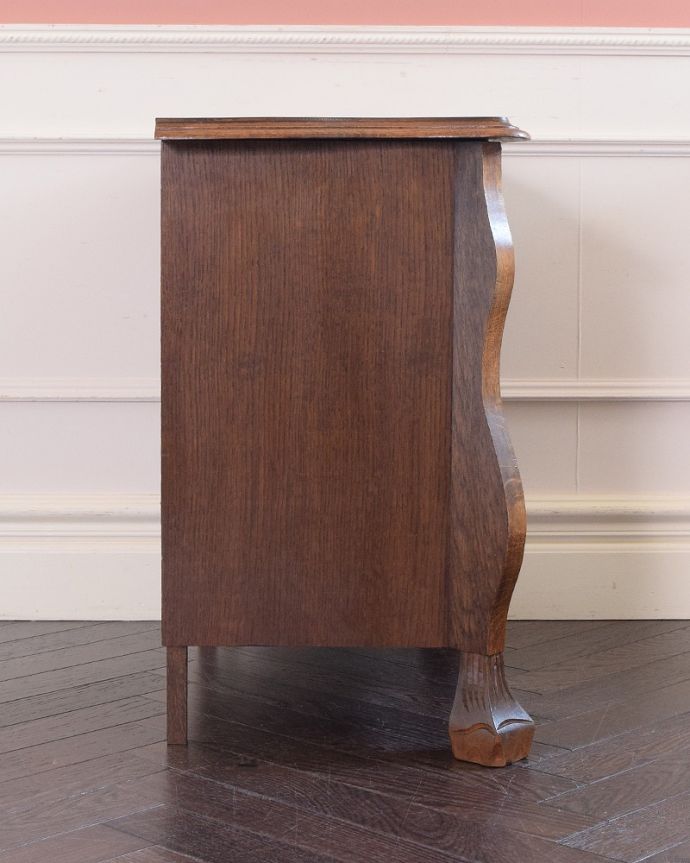 アンティークのチェスト アンティーク家具 どこでも置ける小ぶりなサイズ、フランスで出会ったアンティークチェスト(コモード)。横から見てもステキ横から見るとこんな感じ。(j-2467-f)