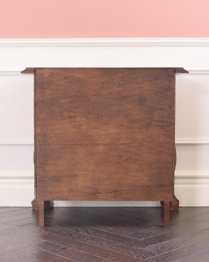アンティークのチェスト アンティーク家具 どこでも置ける小ぶりなサイズ、フランスで出会ったアンティークチェスト(コモード)。修復したので後姿もキレイですアンティークは新品ではないので、もちろん経年変化によるキズはありますが、専門の職人がキレイに修復したので、後ろ姿もキレイです。(j-2467-f)