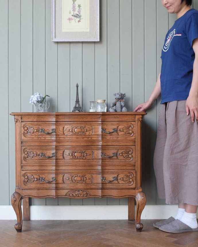 アンティーク家具 フランスで見つけたエレガントなアンティーク家具、彫刻が美しい3段チェスト。長くて美しい脚に思わずうっとり・・・フランスのアンティーク家具らしく長くて優雅な脚線美のチェスト。(j-2468-f)