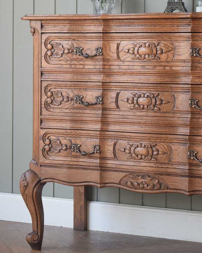 アンティーク家具 フランスで見つけたエレガントなアンティーク家具、彫刻が美しい3段チェスト。収納だけじゃなく見て楽しむチェストチェストと言っても収納だけじゃなく見た目が素敵なんです。(j-2468-f)