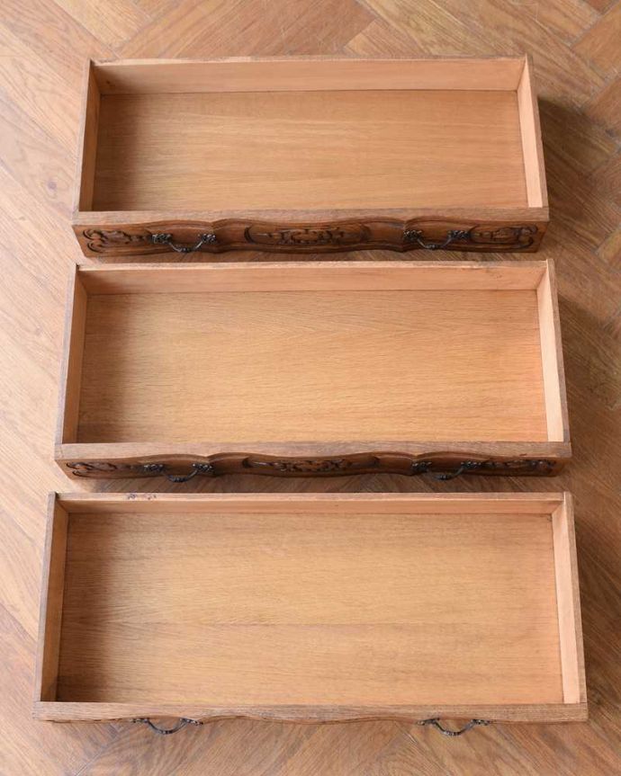 アンティーク家具 フランスで見つけたエレガントなアンティーク家具、彫刻が美しい3段チェスト。実用的にチェストとして使いましょう!アンティーク家具と言えども家具。(j-2468-f)