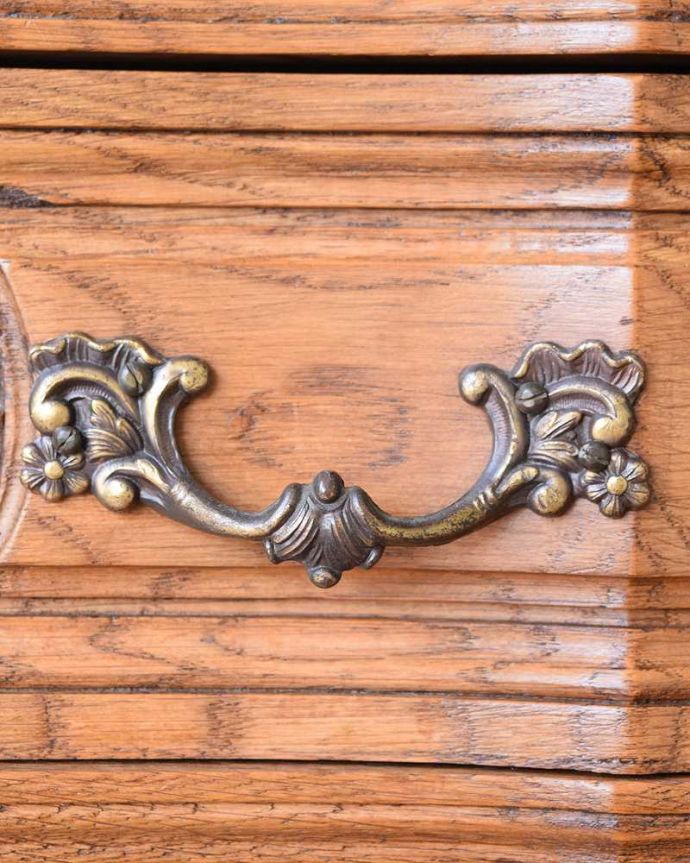 アンティーク家具 フランスで見つけたエレガントなアンティーク家具、彫刻が美しい3段チェスト。開ける度にワクワクする取っ手フランスらしい優雅なデザインの取っ手。(j-2468-f)
