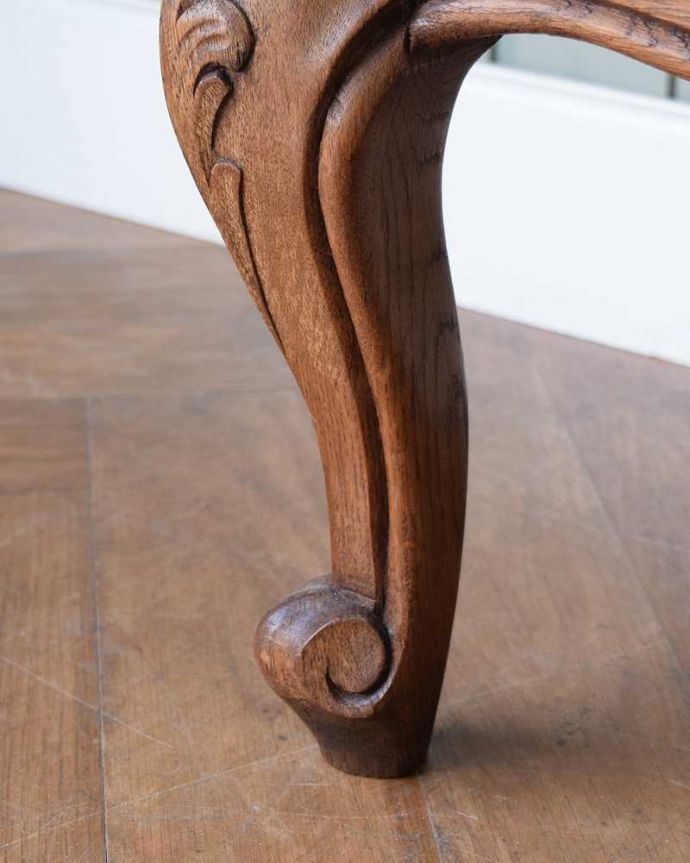 アンティーク家具 フランスで見つけたエレガントなアンティーク家具、彫刻が美しい3段チェスト。女性1人でラクラク運べちゃう仕掛けHandleのアンティークは、脚の裏にフェルトキーパーをお付けしています。(j-2468-f)