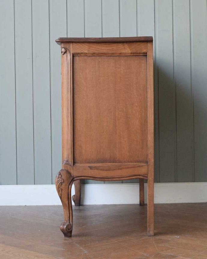 アンティーク家具 フランスで見つけたエレガントなアンティーク家具、彫刻が美しい3段チェスト。横から見てもステキ横から見るとこんな感じ。(j-2468-f)