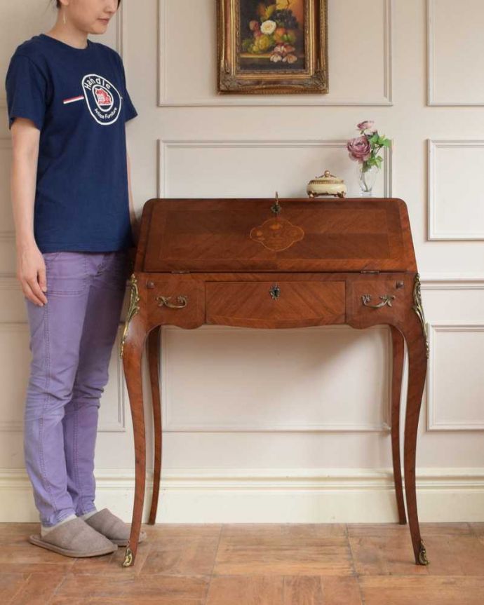 ビューロー アンティーク家具 アンティークフランスから届いた、脚の曲線が美しいライティングビューローデスク 。優雅な気分が過ごせる大人のビューローフランスらしく美しい彫り。(j-2469-f)