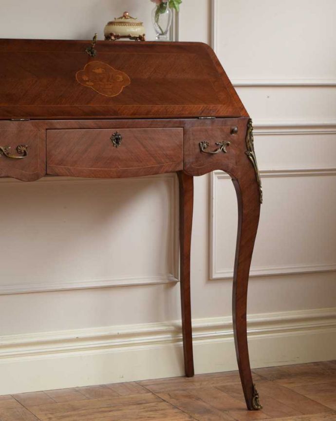 ビューロー アンティーク家具 アンティークフランスから届いた、脚の曲線が美しいライティングビューローデスク 。フランスらしい彫りの美しさにうっとりやっぱり自慢は惚れ惚れしちゃう彫り。(j-2469-f)