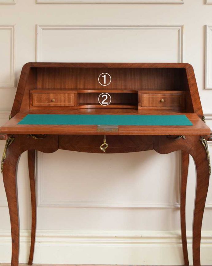 ビューロー アンティーク家具 アンティークフランスから届いた、脚の曲線が美しいライティングビューローデスク 。お片付け上手になっちゃう仕切り細々としたものがキレイに収納できるように細かく仕切られているので、いろんなものをスッキリ片付けられます。(j-2469-f)