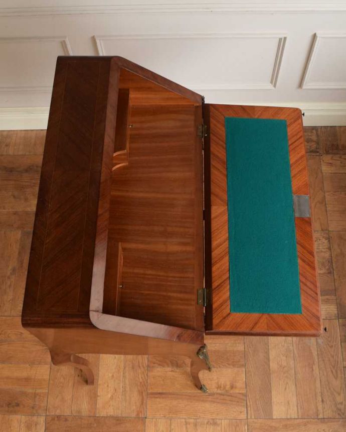 ビューロー アンティーク家具 アンティークフランスから届いた、脚の曲線が美しいライティングビューローデスク 。デスクの天板もキレイです気になるデスクの天板も専門の職人がキレイに仕上げました。(j-2469-f)