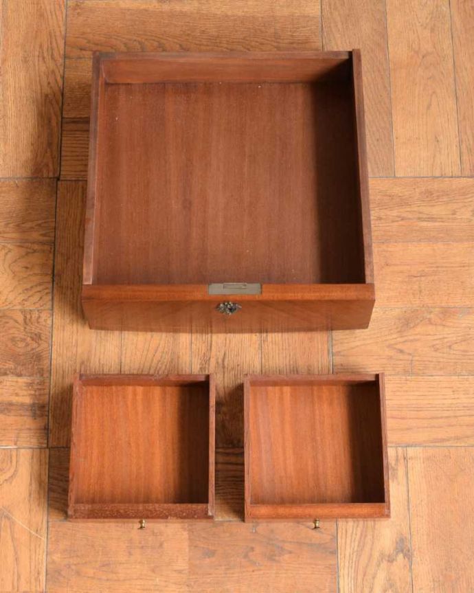 ビューロー アンティーク家具 アンティークフランスから届いた、脚の曲線が美しいライティングビューローデスク 。引き出しの中も・・・もちろん引き出しの中もキレイに仕上げました。(j-2469-f)