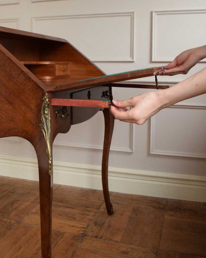 ビューロー アンティーク家具 アンティークフランスから届いた、脚の曲線が美しいライティングビューローデスク 。あっという間にデスクが登場フラップ扉を前に倒すだけで、あっという間にデスクになります。(j-2469-f)