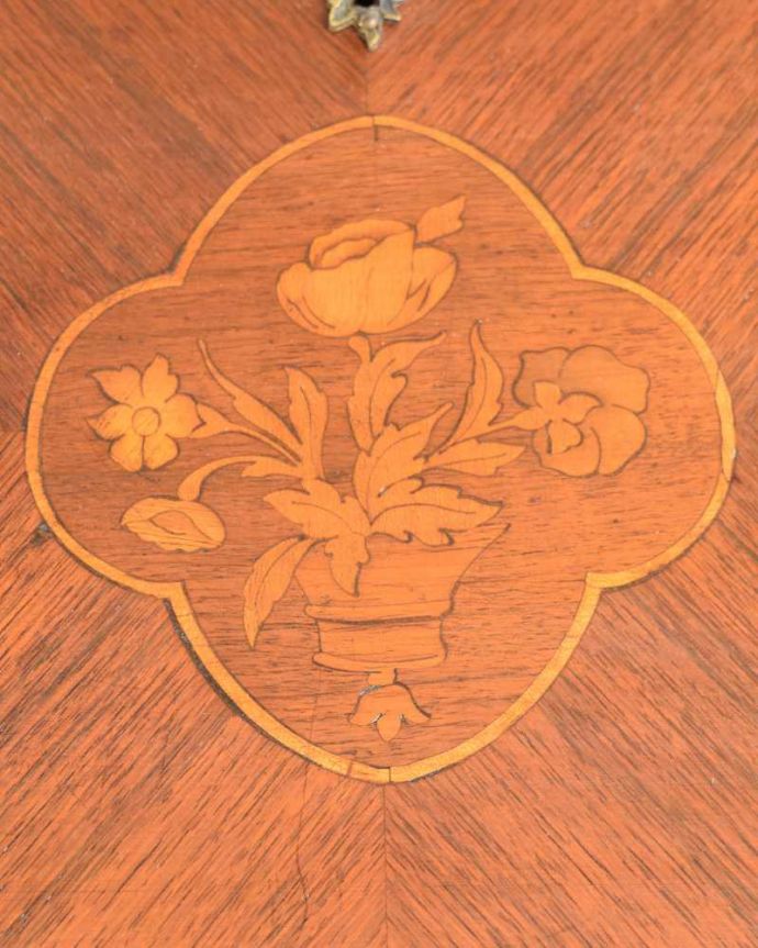 ビューロー アンティーク家具 アンティークフランスから届いた、脚の曲線が美しいライティングビューローデスク 。華やかな象嵌の模様木を組み合わせることで作る象嵌で描かれた模様。(j-2469-f)