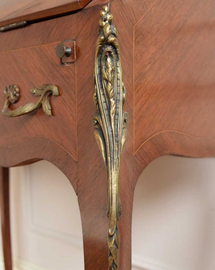 ビューロー アンティーク家具 アンティークフランスから届いた、脚の曲線が美しいライティングビューローデスク 。いろんな場所にこだわり彫のデザインもいろいろです。(j-2469-f)