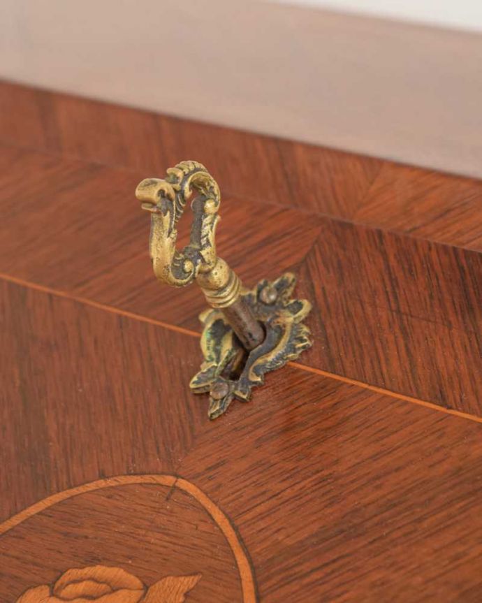 ビューロー アンティーク家具 アンティークフランスから届いた、脚の曲線が美しいライティングビューローデスク 。鍵を使って開けてみましょうアンティークの鍵が付いています。(j-2469-f)