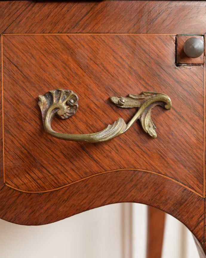 ビューロー アンティーク家具 アンティークフランスから届いた、脚の曲線が美しいライティングビューローデスク 。アンティークらしい取っ手取っ手にもこだわりが感じられます。(j-2469-f)