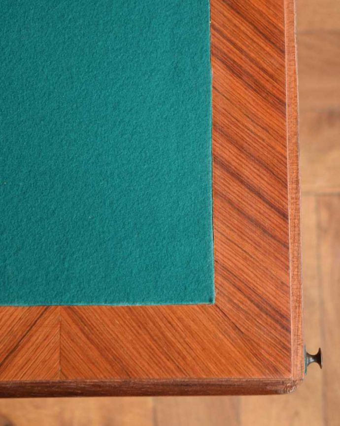 ビューロー アンティーク家具 アンティークフランスから届いた、脚の曲線が美しいライティングビューローデスク 。デスク部分を近くで見てみるとこんな感じでキレイにお直ししてあります。(j-2469-f)