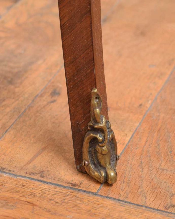 ビューロー アンティーク家具 アンティークフランスから届いた、脚の曲線が美しいライティングビューローデスク 。女性1人でラクラ運べちゃうんですHandleのアンティークは、脚の裏にフェルトキーパーをお付けしています。(j-2469-f)