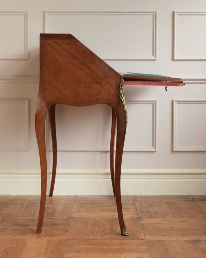 ビューロー アンティーク家具 アンティークフランスから届いた、脚の曲線が美しいライティングビューローデスク 。横から見ても素敵なんですもちろん横顔もフランス家具らしい美しさ。(j-2469-f)