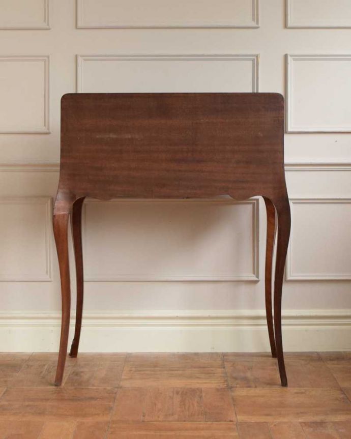 ビューロー アンティーク家具 アンティークフランスから届いた、脚の曲線が美しいライティングビューローデスク 。後ろ姿にもうっとりアンティークは新品ではないので経年変化によるキズはありますがしっかりお直しをしているので、安心してお使いください。(j-2469-f)