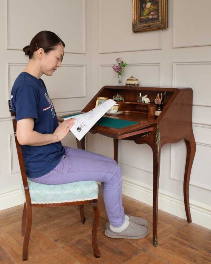 ビューロー アンティーク家具 アンティークフランスから届いた、脚の曲線が美しいライティングビューローデスク 。あっという間に大人のデスク扉を前に倒すとデスクが登場。(j-2469-f)