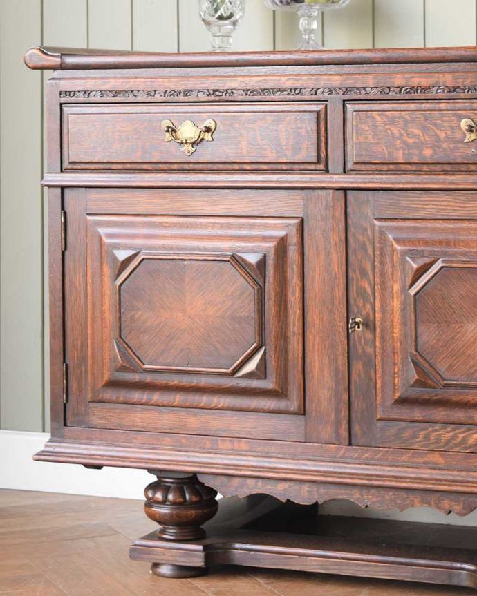 アンティーク家具 めずらしいフランス生まれ、ドッシリしたオーク材のアンティークキャビネット。重厚なアンティークらしい雰囲気ドッシリとした木目は、現代では手に入れることが出来ないアンティークらしい部分。(j-2470-f)