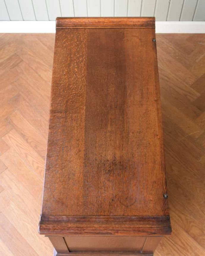 アンティーク家具 めずらしいフランス生まれ、ドッシリしたオーク材のアンティークキャビネット。上から見てみると･･･天板を上から見てみるとこんな感じです。(j-2470-f)