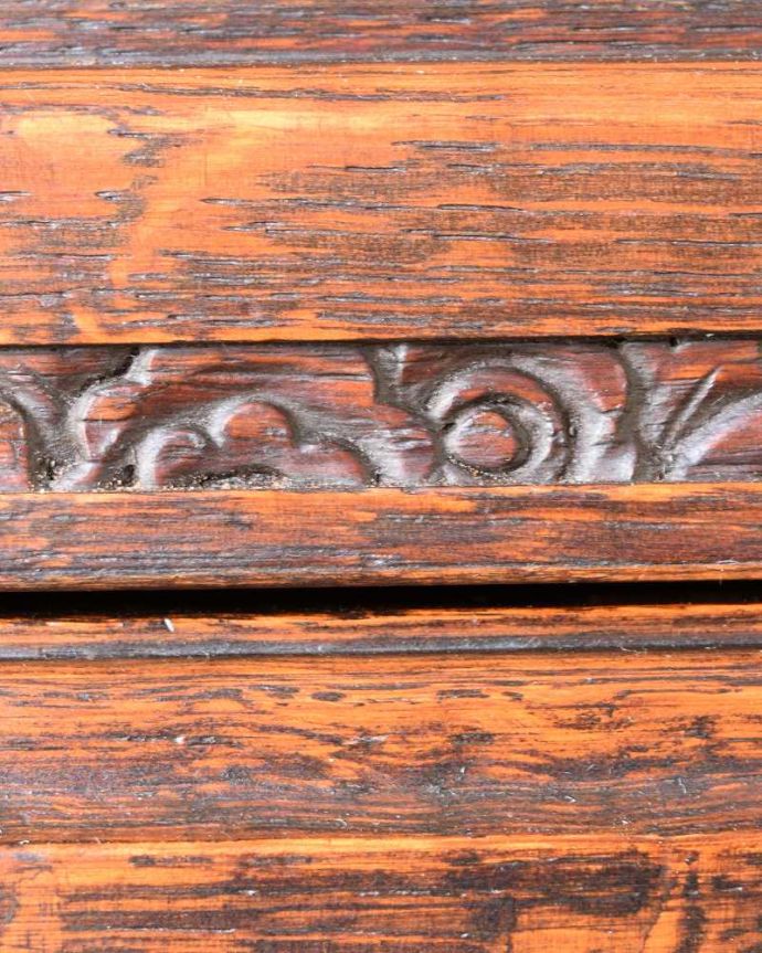 アンティーク家具 めずらしいフランス生まれ、ドッシリしたオーク材のアンティークキャビネット。惚れ惚れするような美しさとっても堅い無垢材に一体どうやって彫っていったんでしょう？アンティークらしく細かい彫りを眺めているだけでうっとりしてしまいます。(j-2470-f)