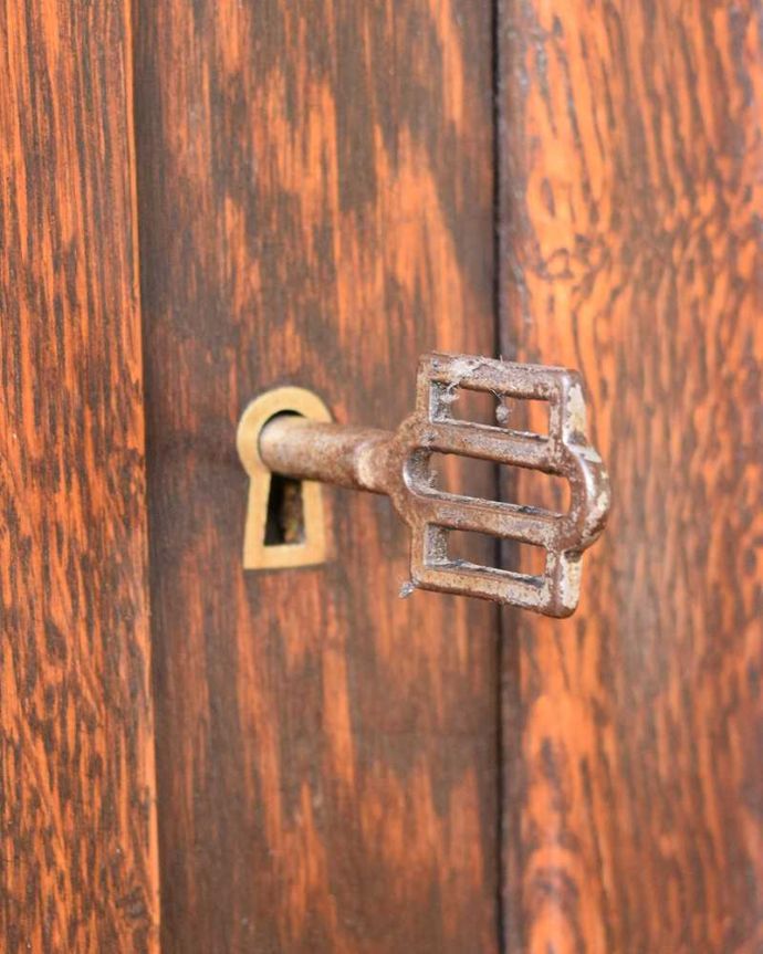 アンティーク家具 めずらしいフランス生まれ、ドッシリしたオーク材のアンティークキャビネット。開ける度にワクワクする取っ手鍵を回して開けてください。(j-2470-f)