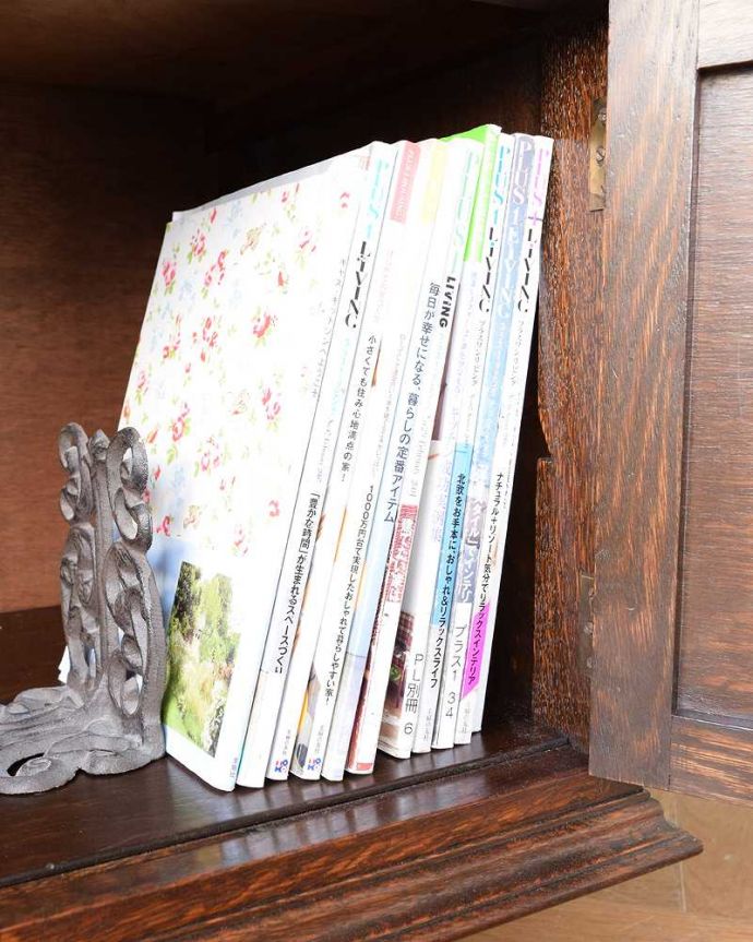 アンティーク家具 めずらしいフランス生まれ、ドッシリしたオーク材のアンティークキャビネット。扉の中は収納たっぷりA4サイズの雑誌までしっかり収納出来ちゃう大きさ。(j-2470-f)