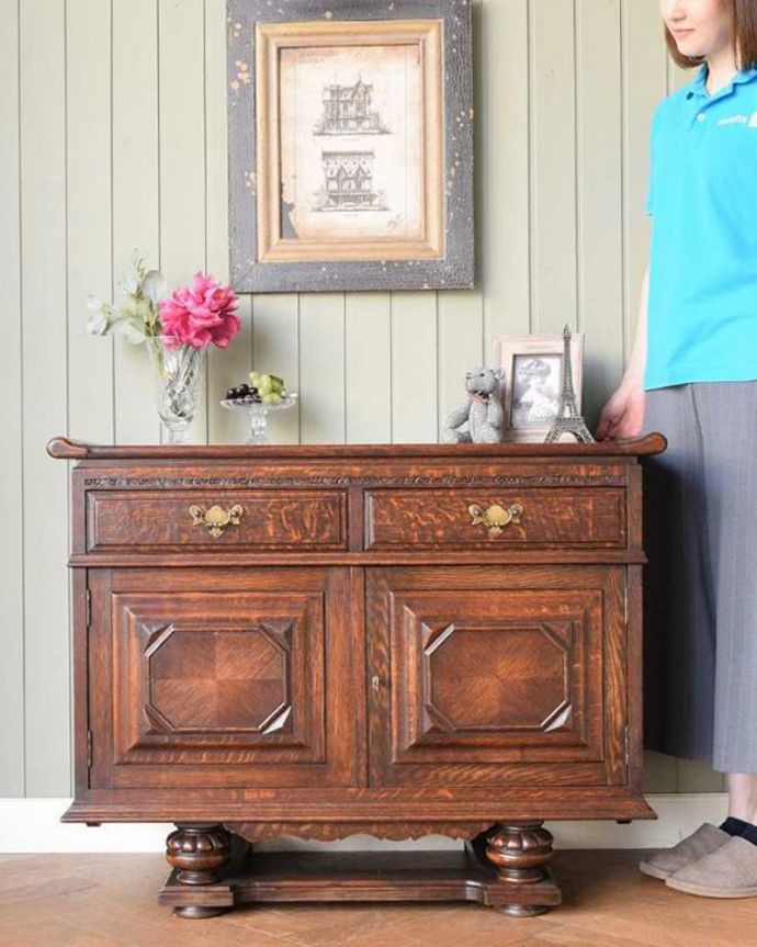 アンティーク家具 めずらしいフランス生まれ、ドッシリしたオーク材のアンティークキャビネット。アンティーク家具らしい重厚なオトナの美しさアンティーク家具では扉と引き出し、両方の収納が付いた家具ってなかなか見つからないので貴重な存在なんです。(j-2470-f)