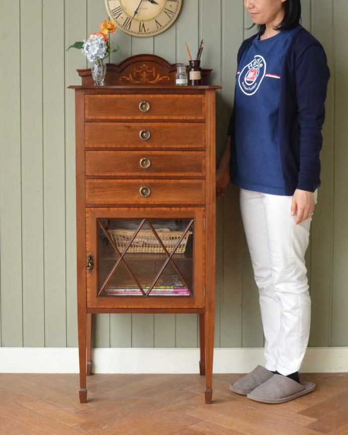 アンティークのチェスト　アンティーク家具　象嵌が装飾された豪華なアンティークミュージックキャビネット。楽譜のために作られた贅沢なミュージックチェストスラーッとスタイルがよく、薄い引き出しがたくさん付いたチェストは、もともと楽譜の収納場所として作られた贅沢なチェストなんです。(j-2471-f)