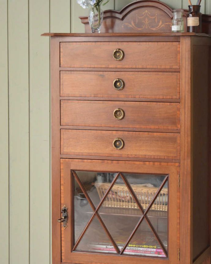 アンティークのチェスト　アンティーク家具　象嵌が装飾された豪華なアンティークミュージックキャビネット。厚みがない引き出しはとっても便利に使えます楽譜用に作られた低い引き出しがたくさんあるので、細々としたものを分けて収納できます。(j-2471-f)