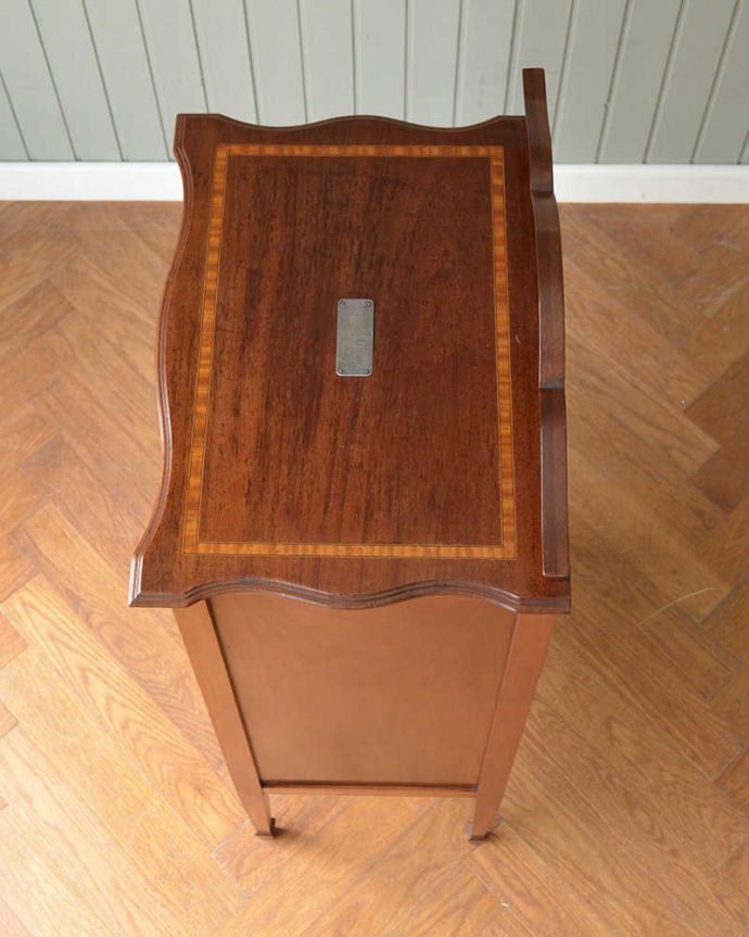 アンティークのチェスト　アンティーク家具　象嵌が装飾された豪華なアンティークミュージックキャビネット。上から見ると･･･天板を上から見るとこんな形です。(j-2471-f)