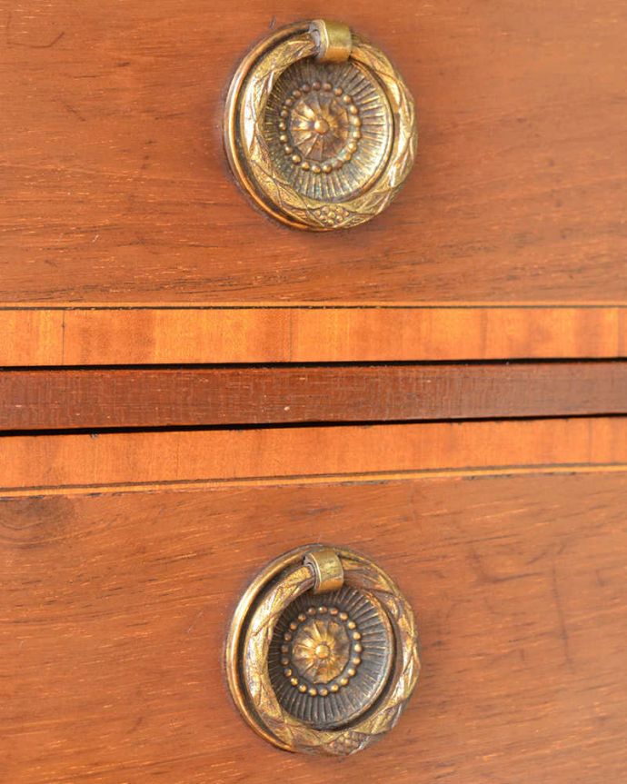 アンティークのチェスト　アンティーク家具　象嵌が装飾された豪華なアンティークミュージックキャビネット。取っ手もアンティークらしいデザインアンティーク家具の取っ手は、なんだか高級感があるんですよね。(j-2471-f)
