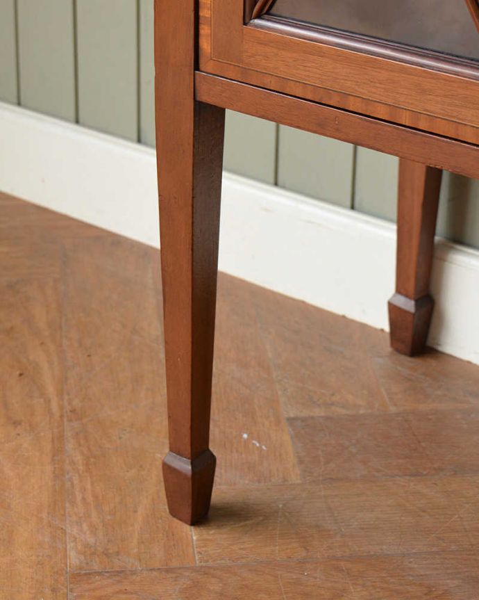 アンティークのチェスト　アンティーク家具　象嵌が装飾された豪華なアンティークミュージックキャビネット。女性1人でラクラク運べちゃう仕掛けHandleのアンティークは、脚の裏にフェルトキーパーをお付けしています。(j-2471-f)