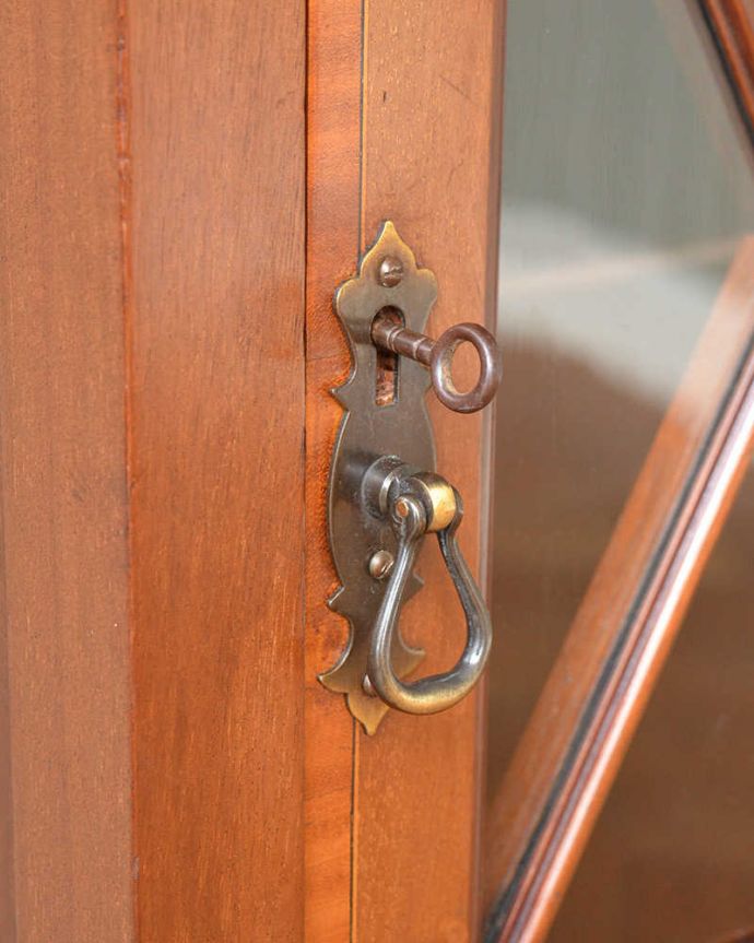 アンティークのチェスト　アンティーク家具　象嵌が装飾された豪華なアンティークミュージックキャビネット。大切なものも安心です引き出しにカギが付いているので、大切なものも収納することが出来ます。(j-2471-f)