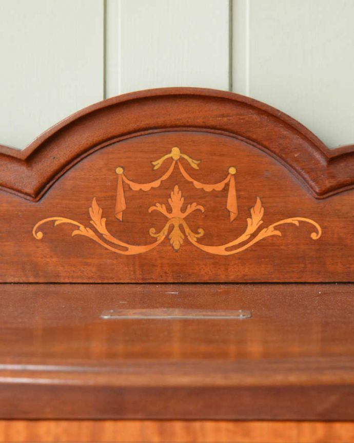 アンティークのチェスト　アンティーク家具　象嵌が装飾された豪華なアンティークミュージックキャビネット。上品で美しい象嵌象嵌とは模様に沿って異なる木材を埋め込んで絵を描いたものなんです。(j-2471-f)