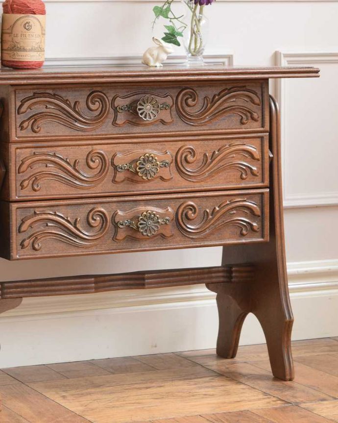 アンティークのチェスト　アンティーク家具　サイドテーブルとしても使える豪華なアンティーク家具、フランス輸入のソーイングボックス。自慢したくなる美しさやっぱりフランスの家具は美しい見た目が魅力。(j-2472-f)