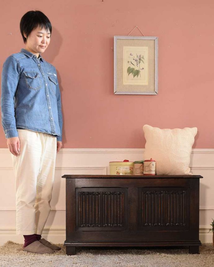 ブランケットボックス・収納ボックス アンティーク家具 贅沢に彫りがたっぷり刻まれた、英国輸入のアンティークの木製コファ。いろんな場所で便利に使えるアンティーク家具の中で一番基本となるブランケットボックス。(j-2473-f)