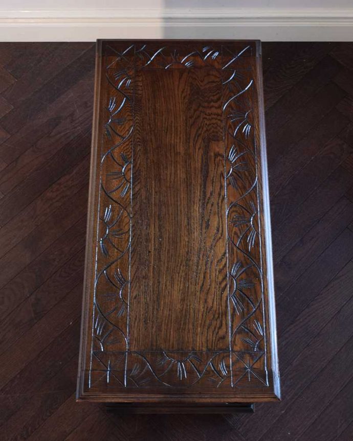 ブランケットボックス・収納ボックス アンティーク家具 贅沢に彫りがたっぷり刻まれた、英国輸入のアンティークの木製コファ。天板もピカピカに仕上げました一番目立つ場所だから、修復の時、天板もキレイに仕上げました。(j-2473-f)