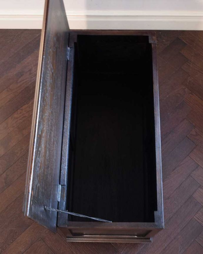 ブランケットボックス・収納ボックス アンティーク家具 贅沢に彫りがたっぷり刻まれた、英国輸入のアンティークの木製コファ。フタを開くと・・・本やクッション、ブランケットなど、リビングで散らかっているものをたっぷり収納できます。(j-2473-f)