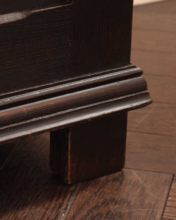 ブランケットボックス・収納ボックス アンティーク家具 贅沢に彫りがたっぷり刻まれた、英国輸入のアンティークの木製コファ。女性1人でラクラク運べちゃう仕掛けHandleのアンティークは、脚の裏にフェルトキーパーをお付けしています。(j-2473-f)