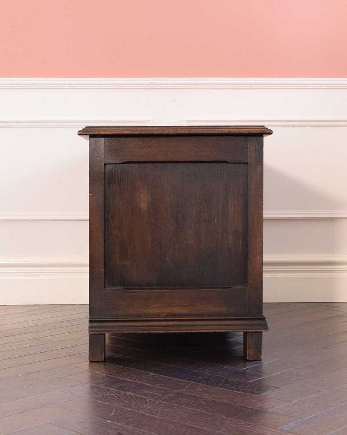 ブランケットボックス・収納ボックス アンティーク家具 贅沢に彫りがたっぷり刻まれた、英国輸入のアンティークの木製コファ。横から見てもキレイですもちろん、横顔だってキレイ!どこから見ても絵になります。(j-2473-f)