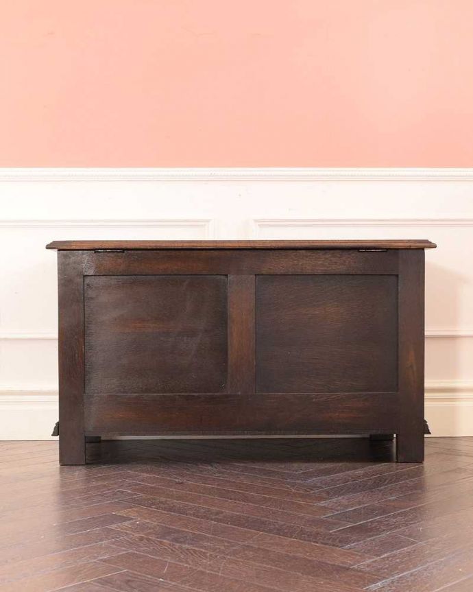 ブランケットボックス・収納ボックス アンティーク家具 贅沢に彫りがたっぷり刻まれた、英国輸入のアンティークの木製コファ。後ろ姿も見て下さい。(j-2473-f)