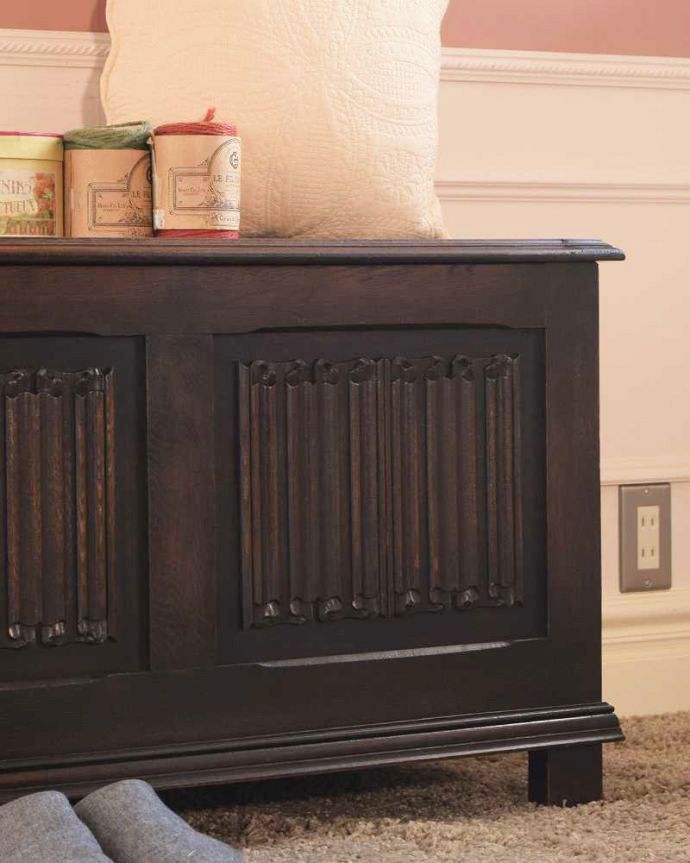 ブランケットボックス・収納ボックス アンティーク家具 贅沢に彫りがたっぷり刻まれた、英国輸入のアンティークの木製コファ。アンティークらしい彫りの美しさが魅力豪華な彫りの美しさがアンティークらしい雰囲気。(j-2473-f)