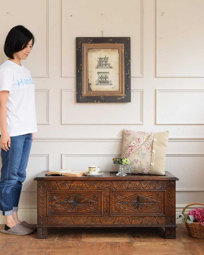 ブランケットボックス・収納ボックス　アンティーク家具　英国で見つけたお花の彫刻が華やかな小さなアンティークブランケットボックス（コファ）。いろんな場所で便利に使えるアンティーク家具の中で一番基本となるブランケットボックス。(j-2474-f)