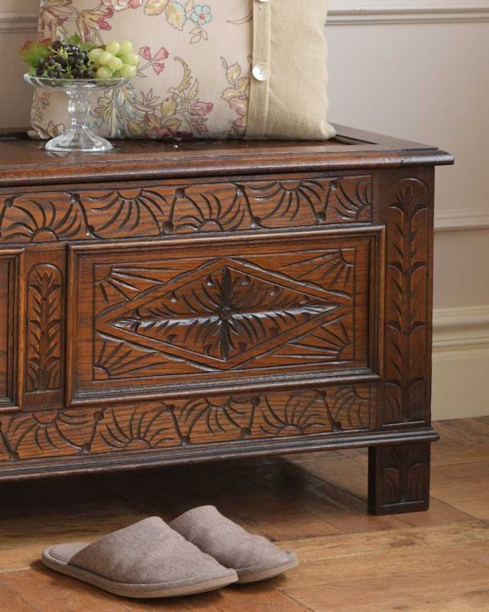 ブランケットボックス・収納ボックス　アンティーク家具　英国で見つけたお花の彫刻が華やかな小さなアンティークブランケットボックス（コファ）。アンティークらしい彫りの美しさが魅力豪華な彫りの美しさがアンティークらしい雰囲気。(j-2474-f)