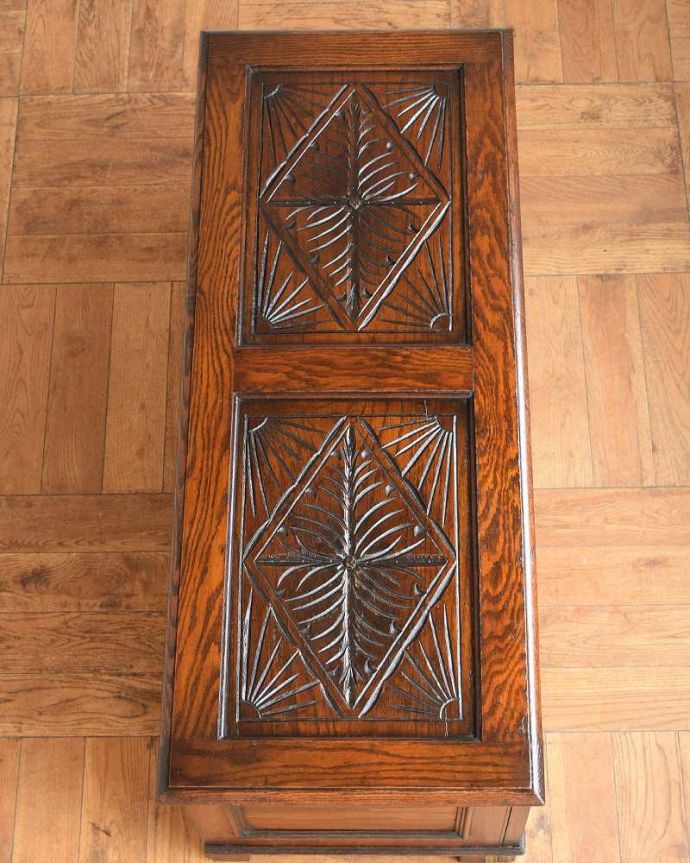 ブランケットボックス・収納ボックス　アンティーク家具　英国で見つけたお花の彫刻が華やかな小さなアンティークブランケットボックス（コファ）。天板もピカピカに仕上げました一番目立つ場所だから、修復の時、天板もキレイに仕上げました。(j-2474-f)