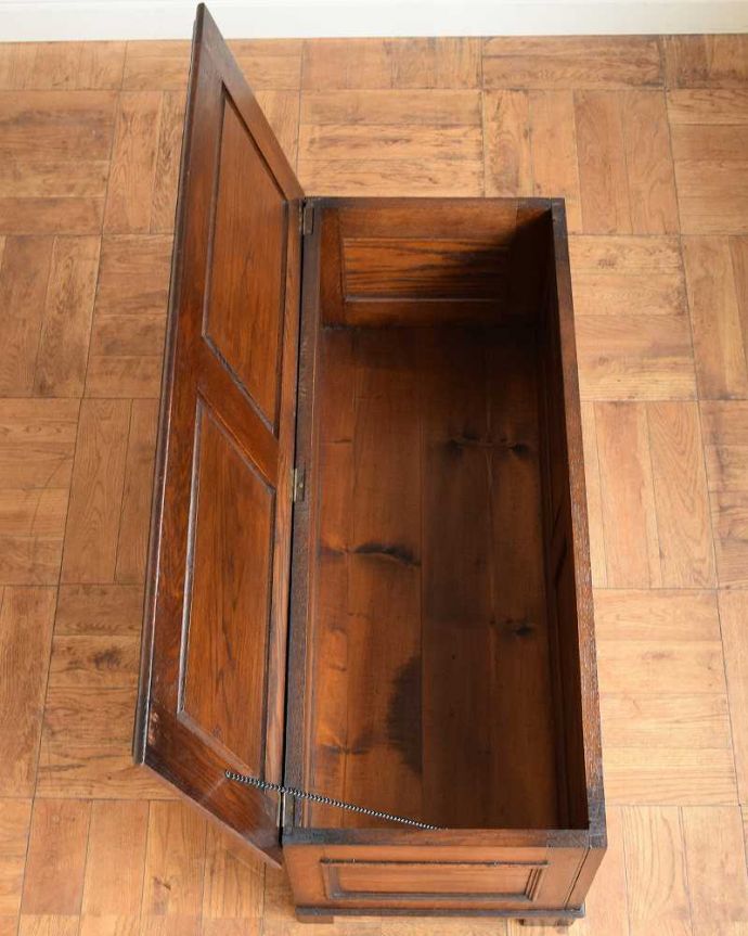 ブランケットボックス・収納ボックス　アンティーク家具　英国で見つけたお花の彫刻が華やかな小さなアンティークブランケットボックス（コファ）。フタを開くと･･･本やクッション、ブランケットなど、リビングで散らかっているものをたっぷり収納できます。(j-2474-f)