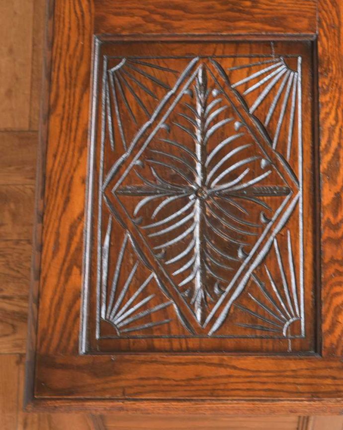 ブランケットボックス・収納ボックス　アンティーク家具　英国で見つけたお花の彫刻が華やかな小さなアンティークブランケットボックス（コファ）。近くで見ると･･･テーブル代わりにも使えるコファ。(j-2474-f)