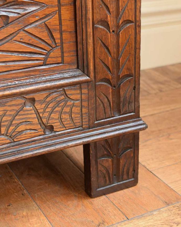 ブランケットボックス・収納ボックス　アンティーク家具　英国で見つけたお花の彫刻が華やかな小さなアンティークブランケットボックス（コファ）。女性1人でラクラク運べちゃう仕掛けHandleのアンティークは、脚の裏にフェルトキーパーをお付けしています。(j-2474-f)